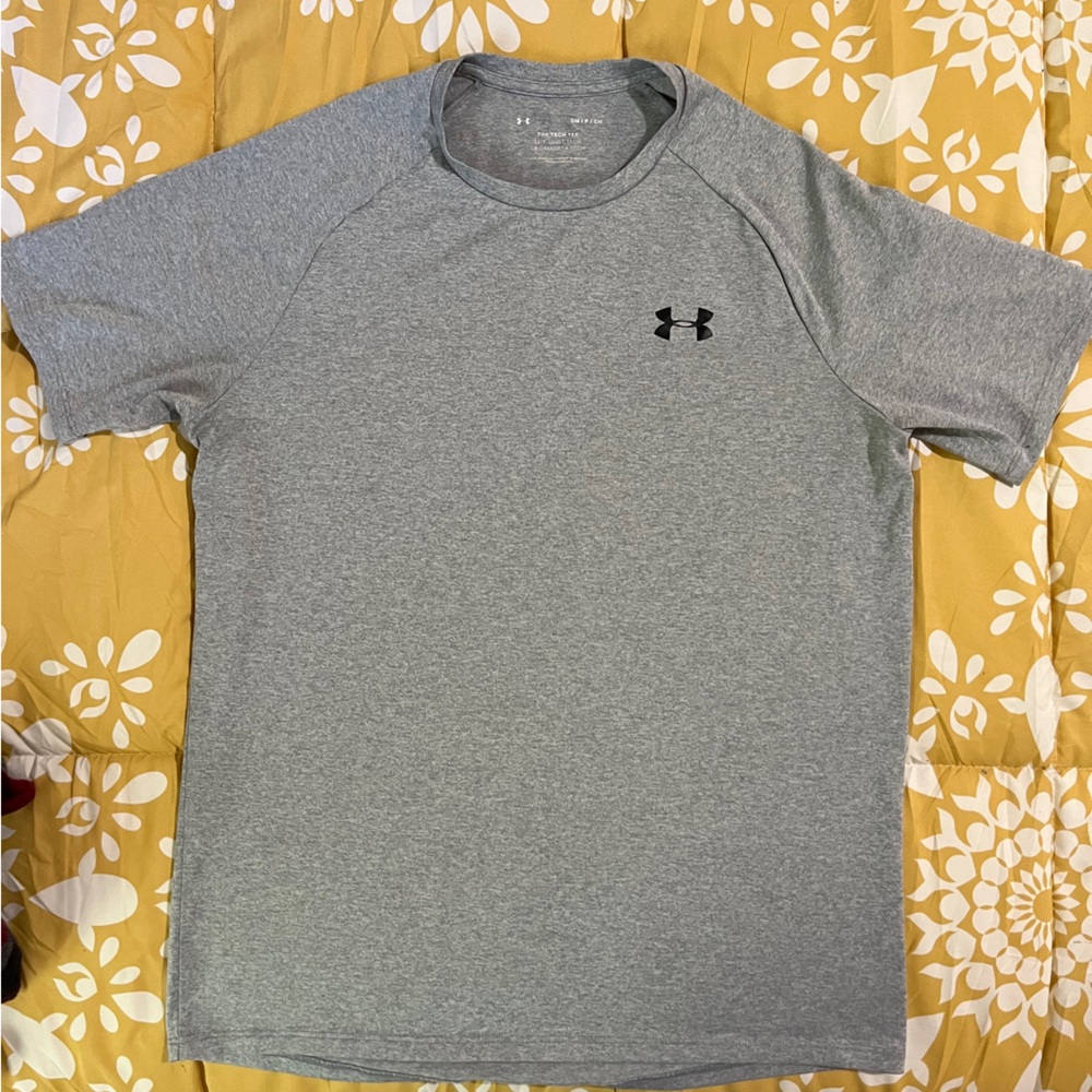Under Armour  Men's Gray Short Sleeve Tee small